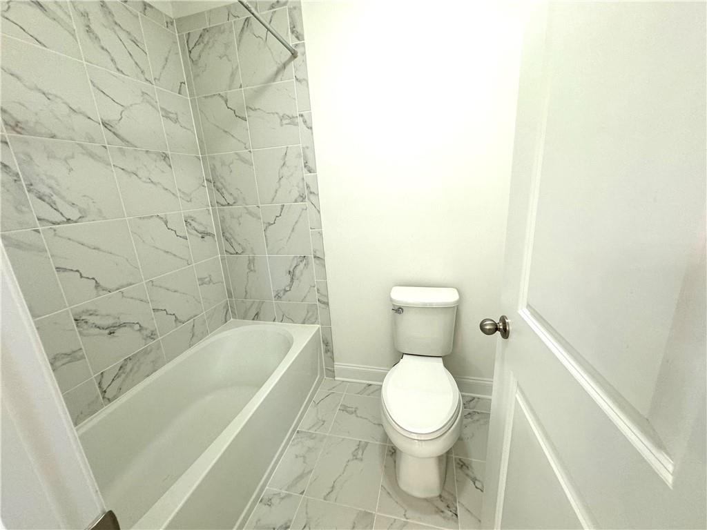 210 Hamlet Drive Duluth, GA 30097 - Photo 28 of 39 a bathroom with a toilet and a bathtub