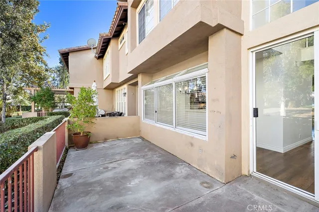 a view of a house with backyard and a tub