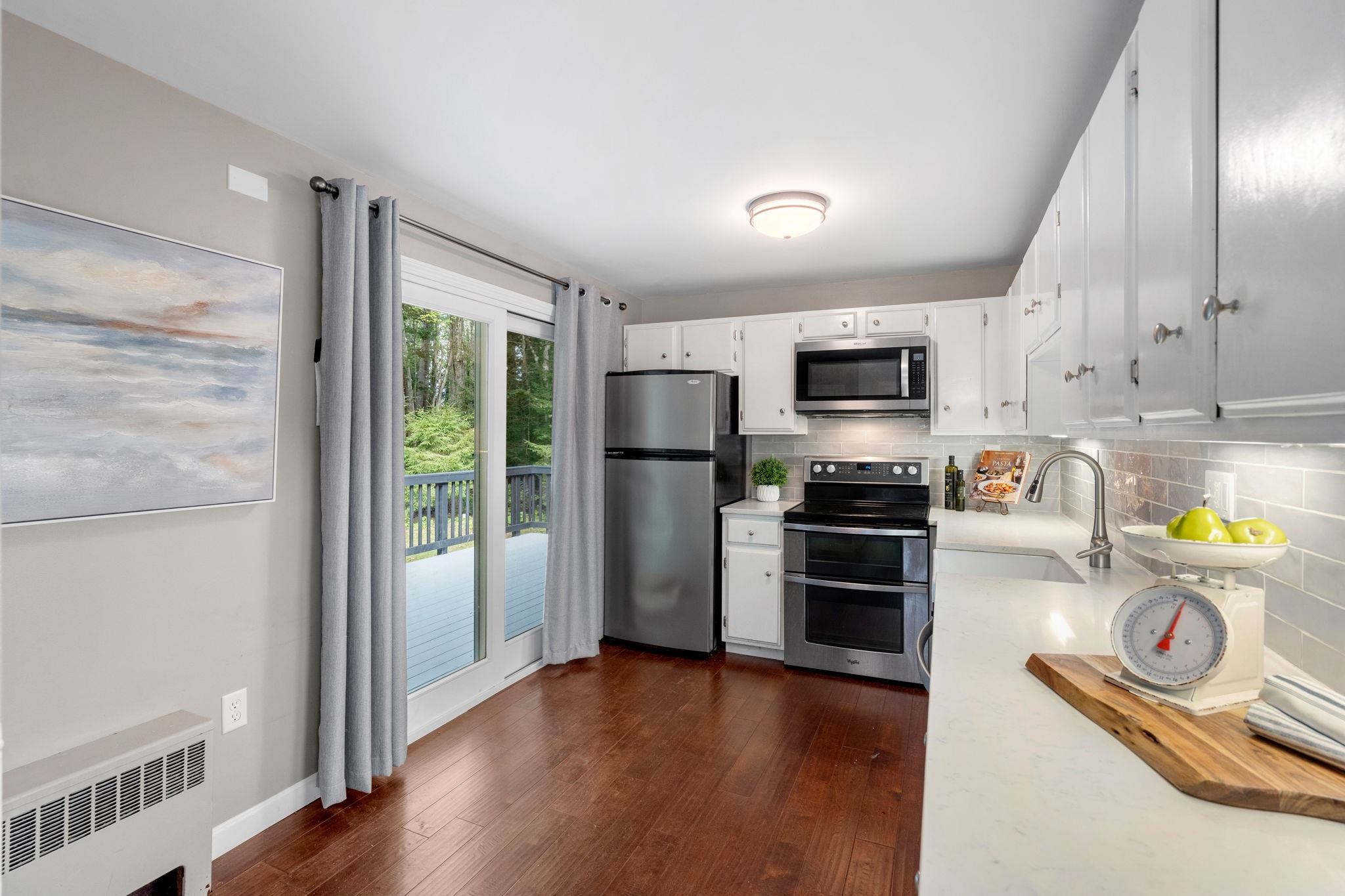 158 County Road Bedford, NH 03110 - Photo 5 of 37