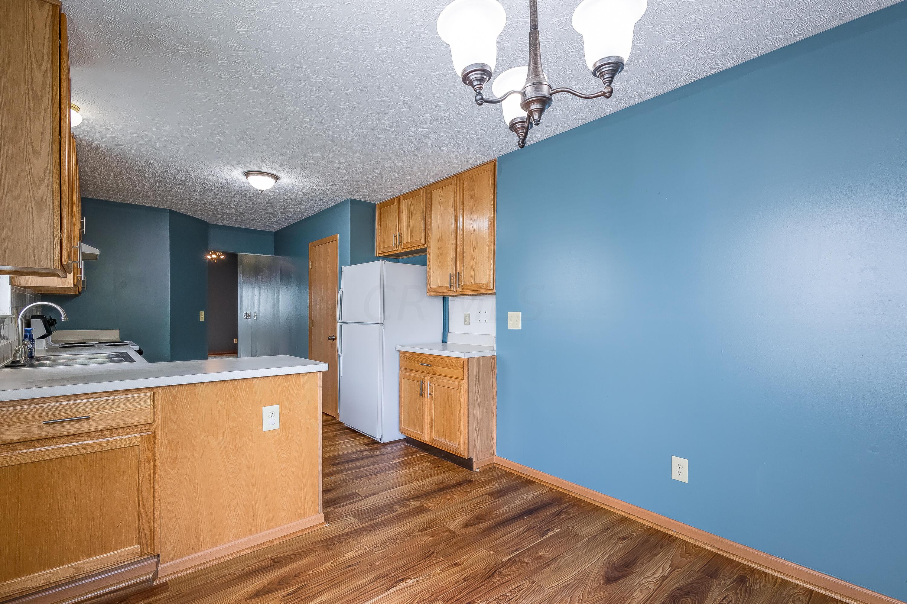 2100 Waymont Road Columbus, OH 43229 - Photo 4 of 15 Kitchen