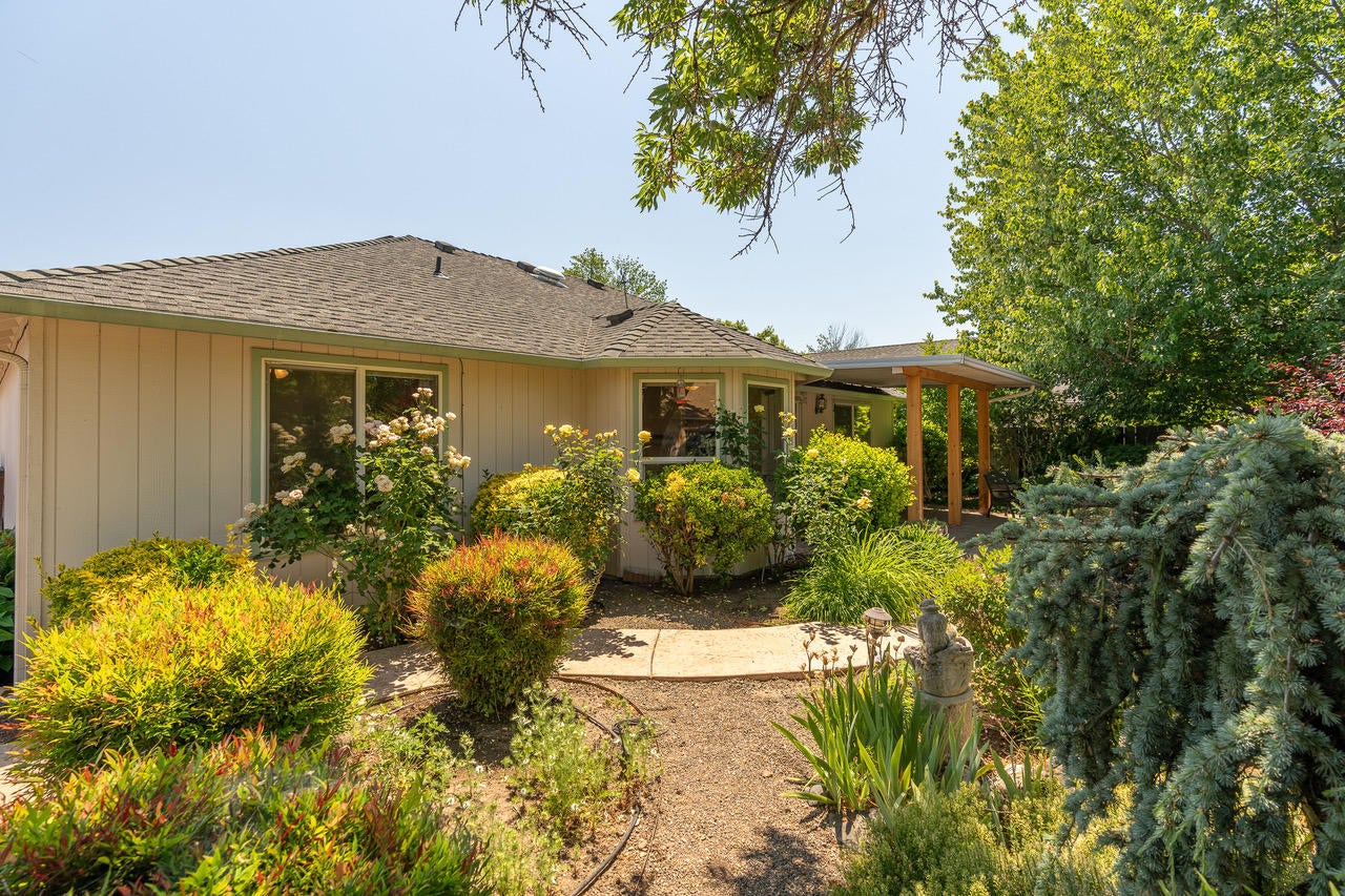 644 Benjamin Way Phoenix, OR 97535 - Photo 8 of 43 644 Benjamin (85 of 103)-Edit