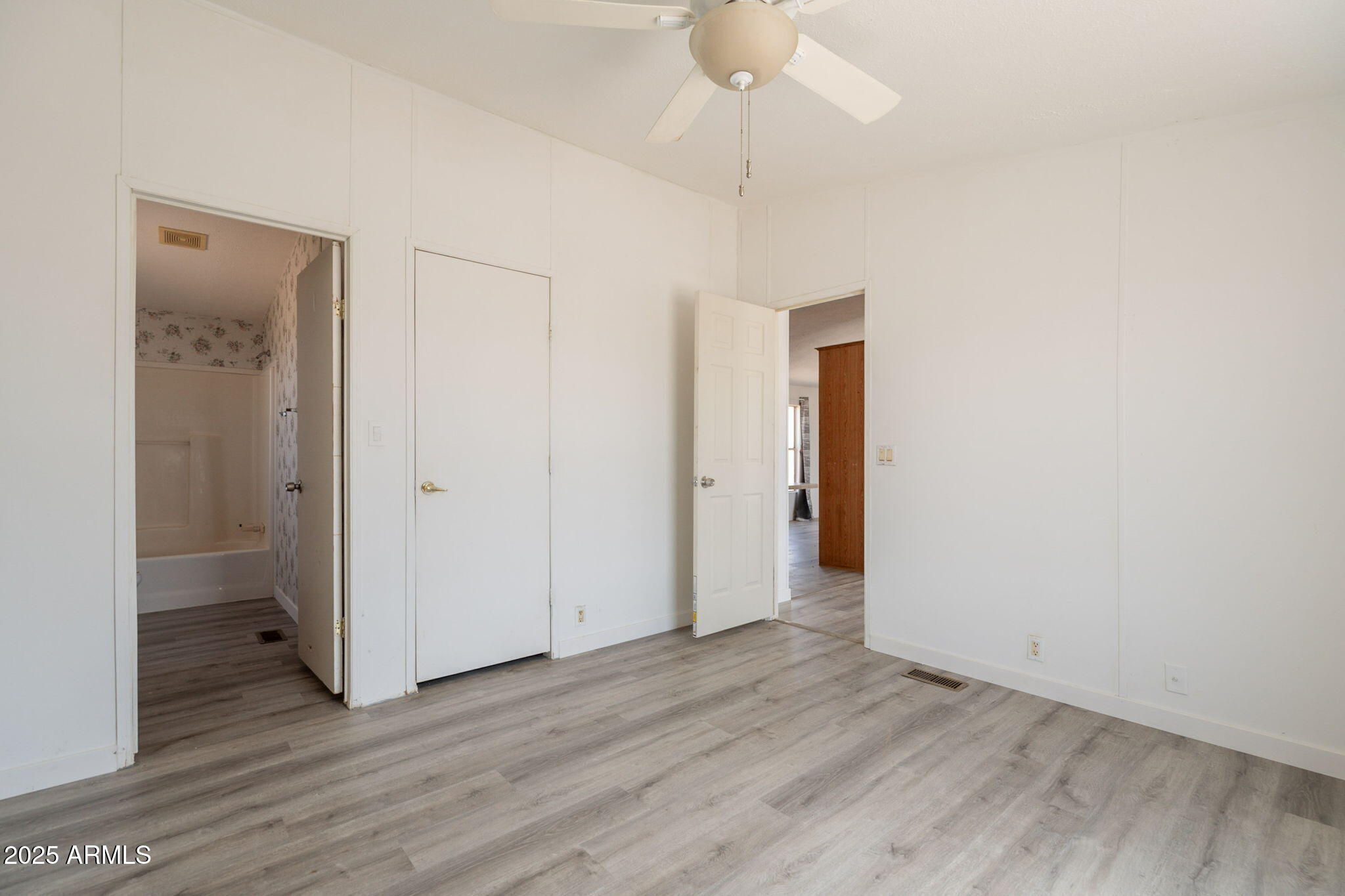 6915 North Valley Road Eloy, AZ 85131 - Photo 12 of 40 Master Bedroom Bath