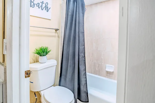 $2,200 | 3710 Inverrary Drive, Unit 2S, Lauderhill, FL 33319