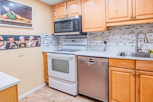 $2,200 | 3710 Inverrary Drive, Unit 2S, Lauderhill, FL 33319