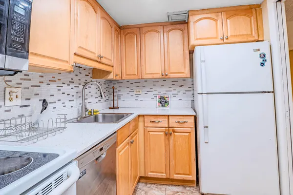 $2,200 | 3710 Inverrary Drive, Unit 2S, Lauderhill, FL 33319