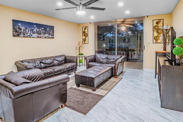 $2,200 | 3710 Inverrary Drive, Unit 2S, Lauderhill, FL 33319