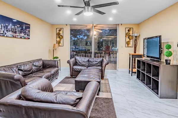 $2,200 | 3710 Inverrary Drive, Unit 2S, Lauderhill, FL 33319