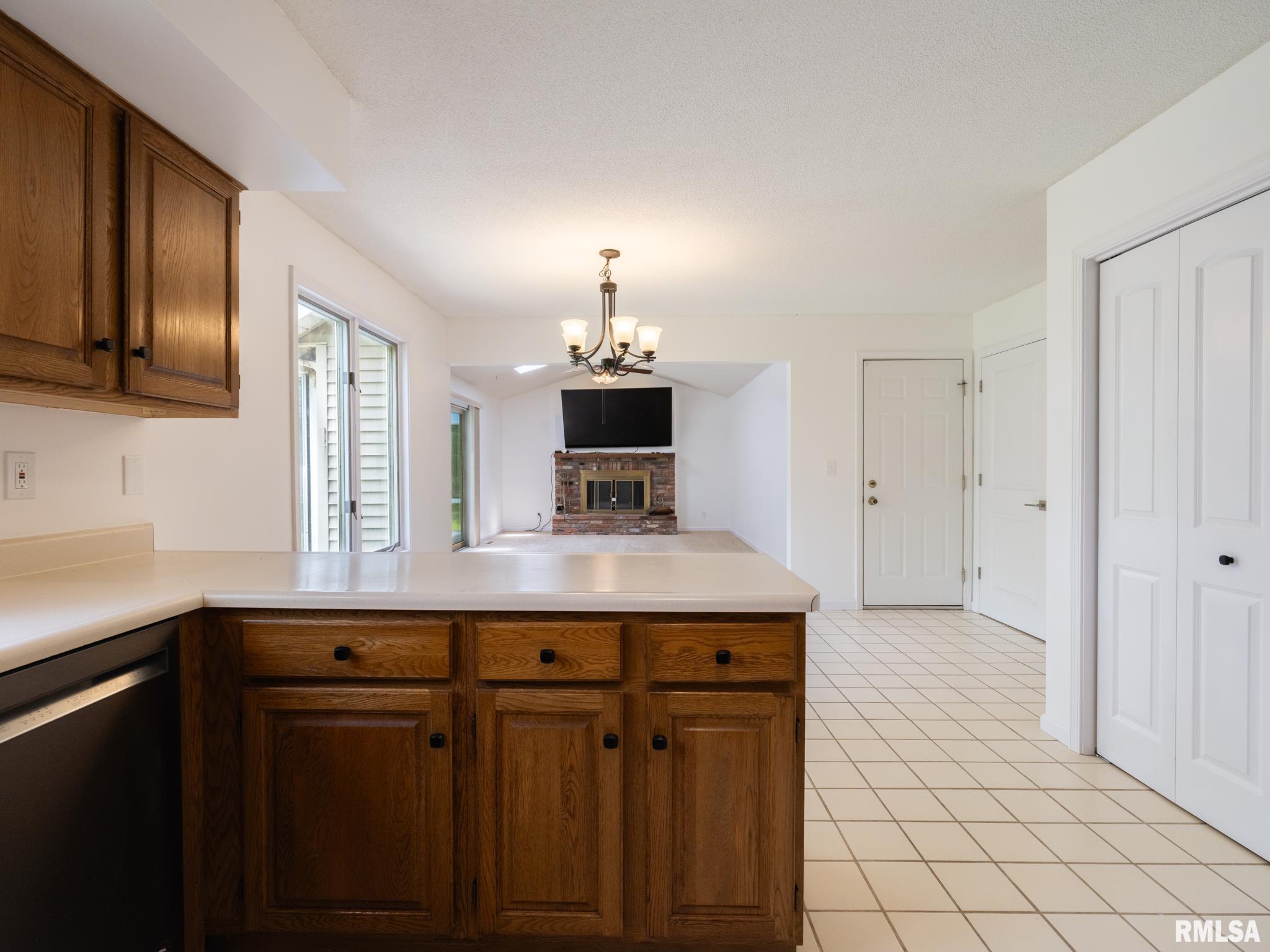 6607 North Camelot Road Peoria, IL 61615 - Photo 14 of 75