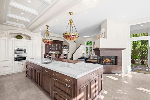 a kitchen that has a lot of cabinets in it
