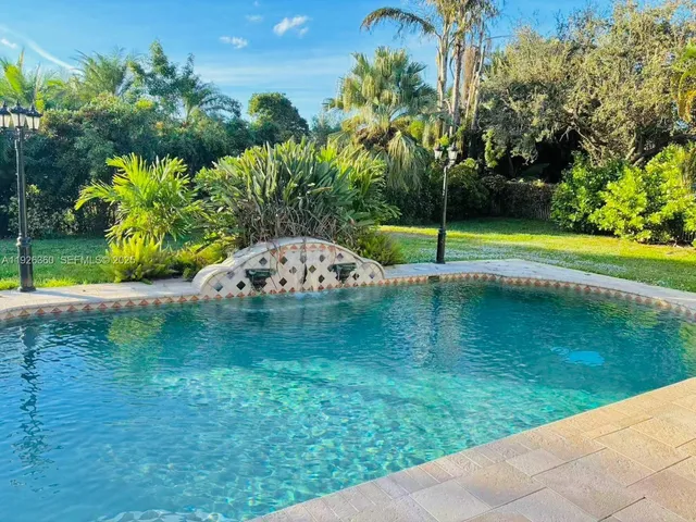 a view of yard with green space