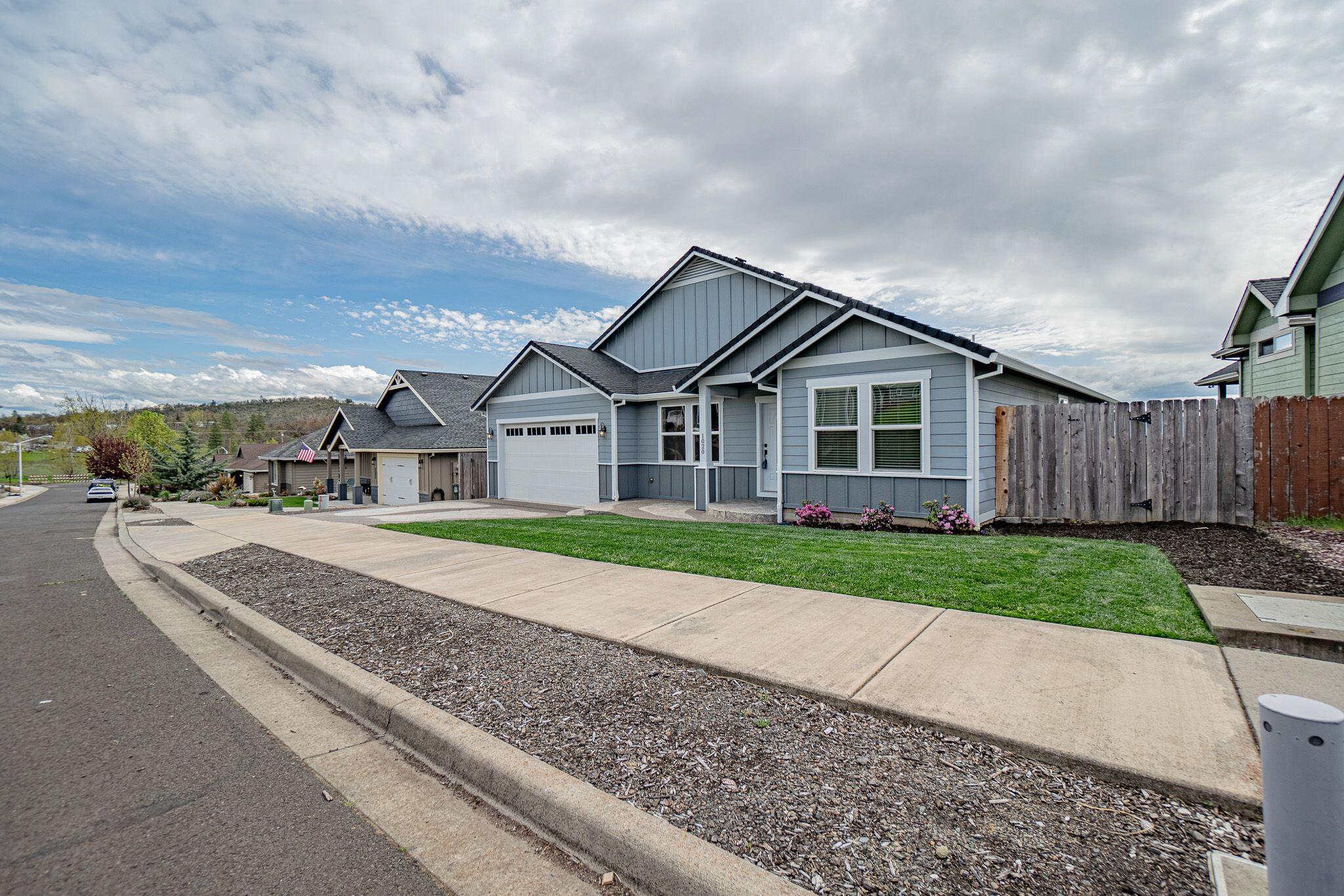 1020 Azure Way Eagle Point, OR 97524 - Photo 49 of 51 m1T93IYM