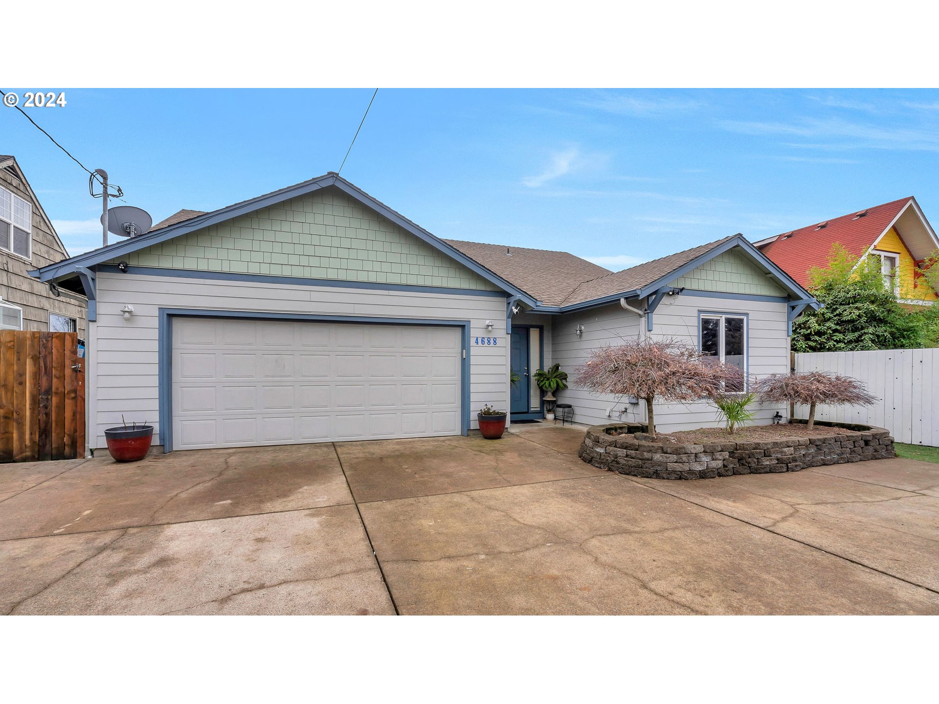 4688 Swegle Road Northeast Salem, OR 97301 - Photo 4 of 18 a house view with a outdoor space