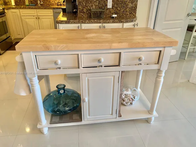 $2,000 | 1985 South Ocean Drive, Unit 3C, Hallandale Beach, FL 33009