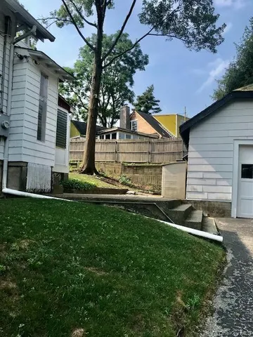 a view of a back yard