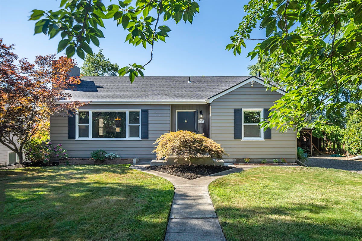 1406 Ridge Way Medford, OR 97504 - Photo 3 of 34 DSC09487