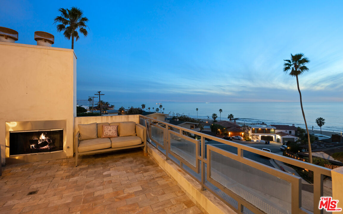 7350 Rindge Avenue Playa del Rey, CA 90293 - Photo 28 of 55 a view of a terrace