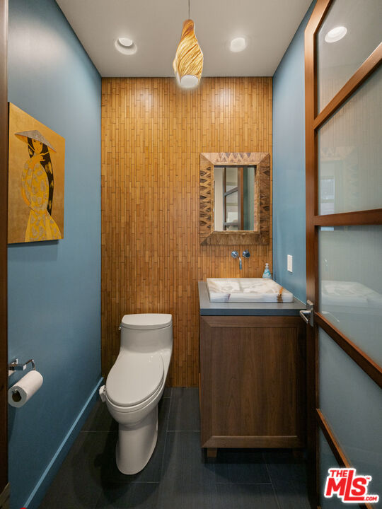7350 Rindge Avenue Playa del Rey, CA 90293 - Photo 31 of 55 a bathroom with a toilet sink and mirror