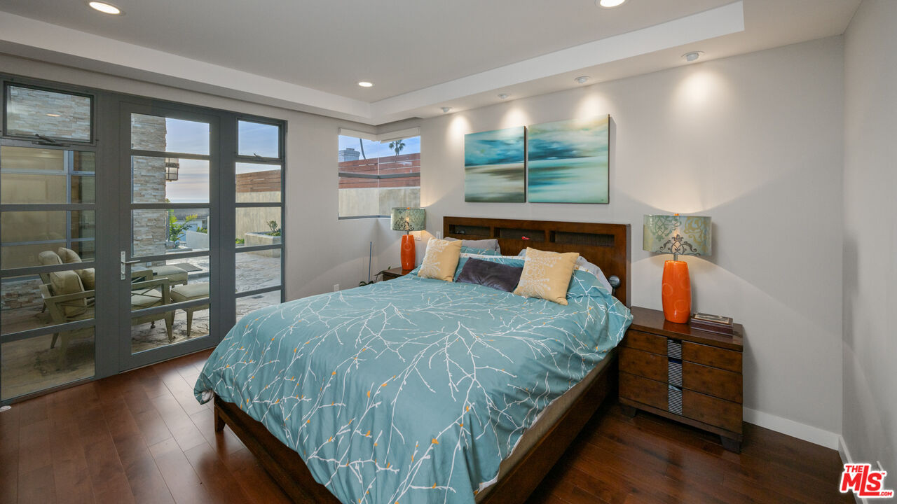 7350 Rindge Avenue Playa del Rey, CA 90293 - Photo 33 of 55 a bed sitting in a bedroom next to a window