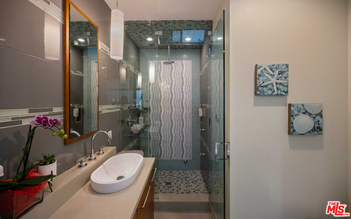 7350 Rindge Avenue Playa del Rey, CA 90293 - Photo 38 of 55 a bathroom with a sink toilet and shower