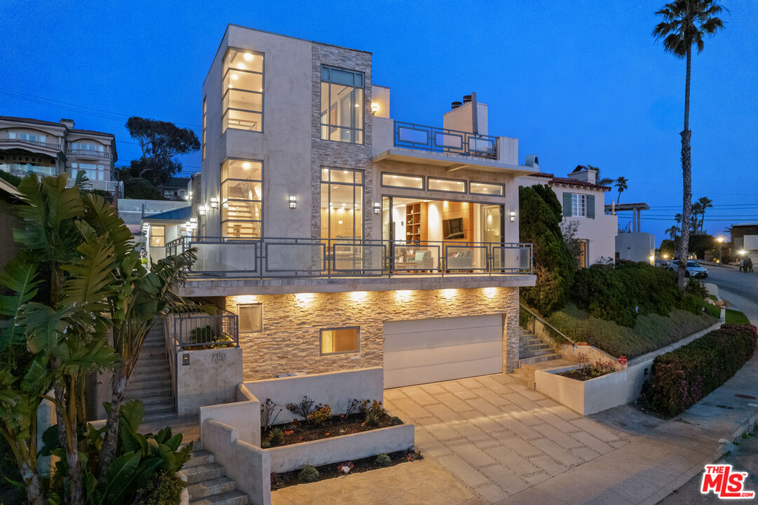 7350 Rindge Avenue Playa del Rey, CA 90293 - Photo 4 of 55 a front view of a house with a yard