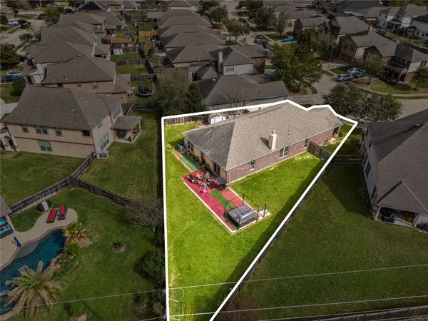 an aerial view of a tennis ground