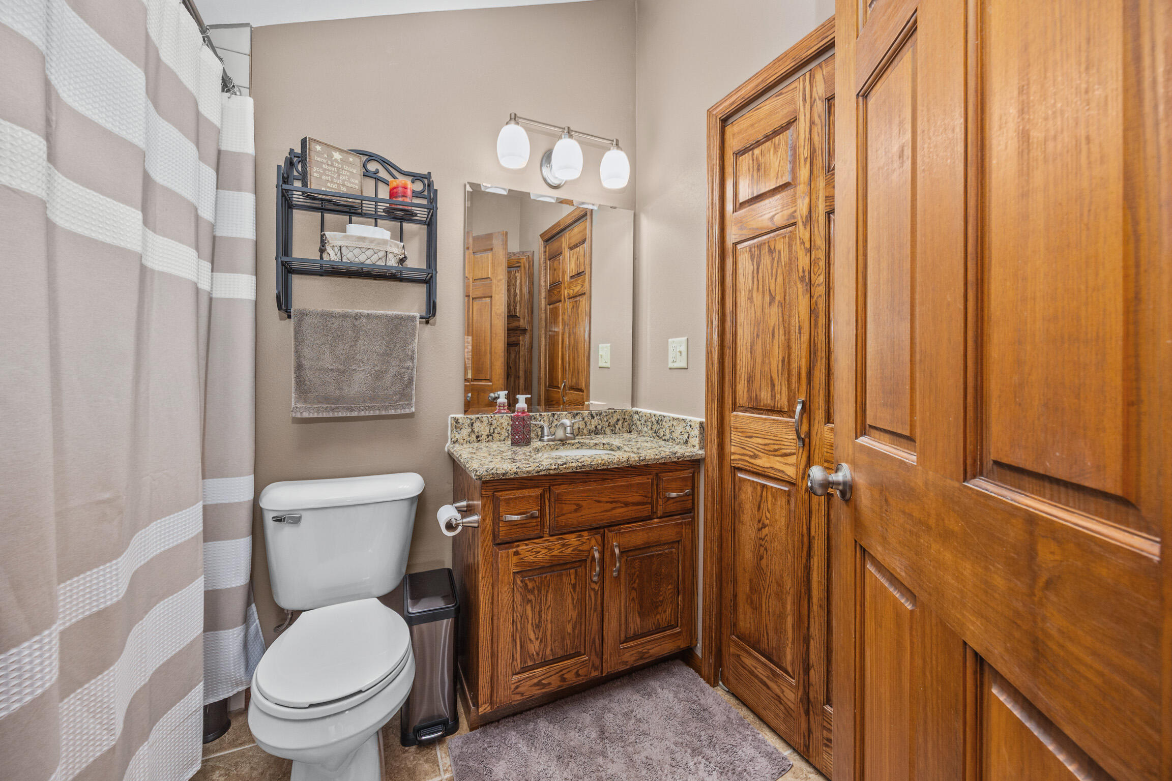 W314S7944 High View Circle Mukwonago, WI 53149 - Photo 27 of 74 Primary bathroom