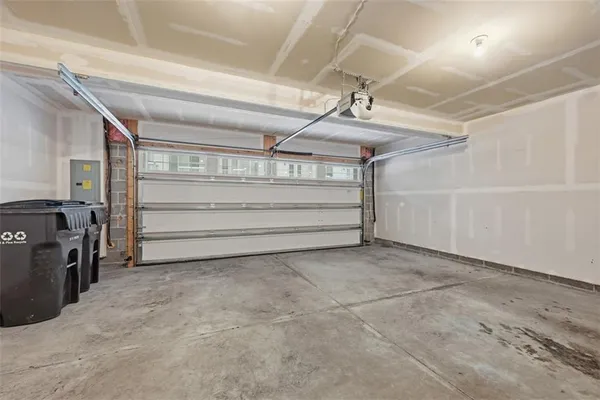 a view of empty room with a ceiling fan