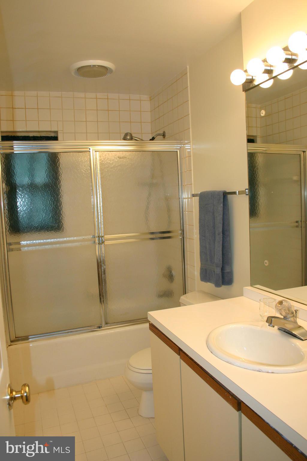602 Piccadilly Road Baltimore, MD 21204 - Photo 8 of 12 Bath