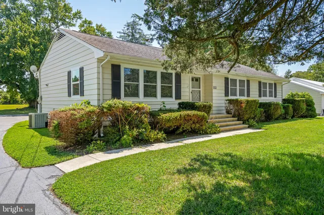 a view of a house with backyard and garden