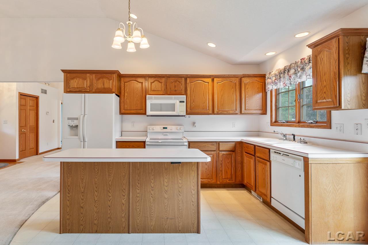 2692 East Carleton Road Adrian, MI 49221 - Photo 12 of 41 50018439-11.JPG