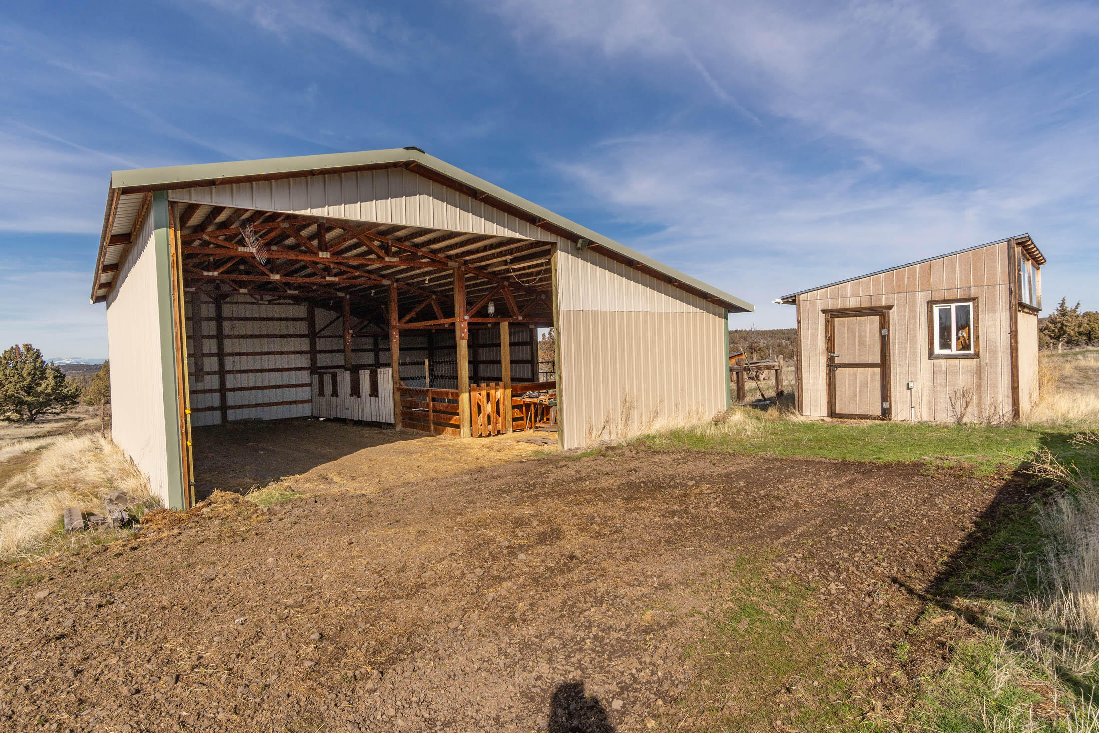 10113 Ridgeview Road Prineville, OR 97754 - Photo 14 of 31 a front view of a house with a yard