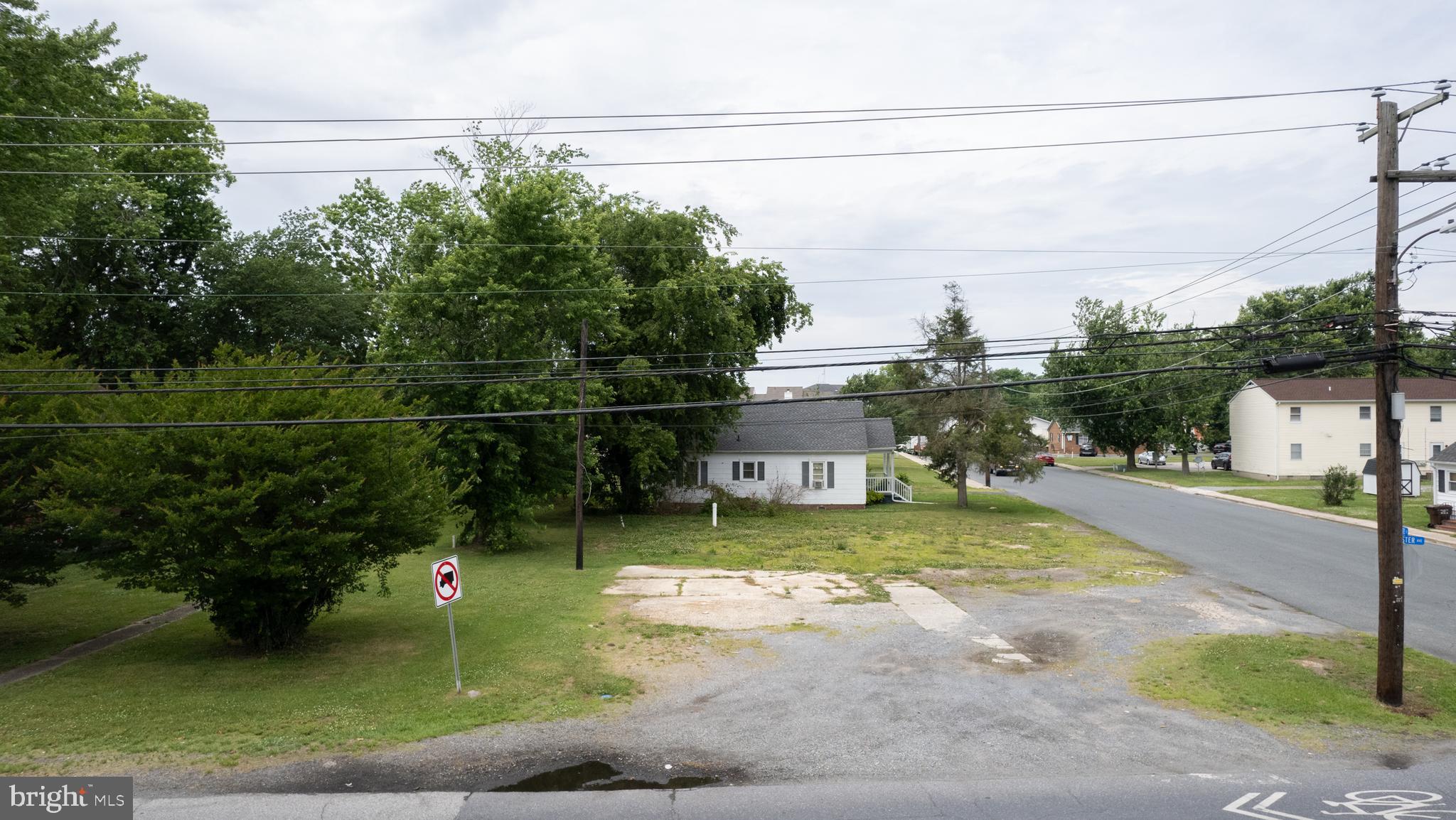 301-303 Dorchester Avenue Cambridge, MD 21613 - Photo 5 of 12 a view of a house with a yard and sitting area
