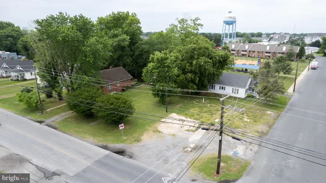 a view of a lake in middle of the house