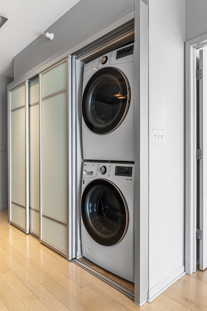 21 West Chestnut Street, Unit 1403 Chicago, IL 60654 - Photo 17 of 19 a utility room with dryer and washer