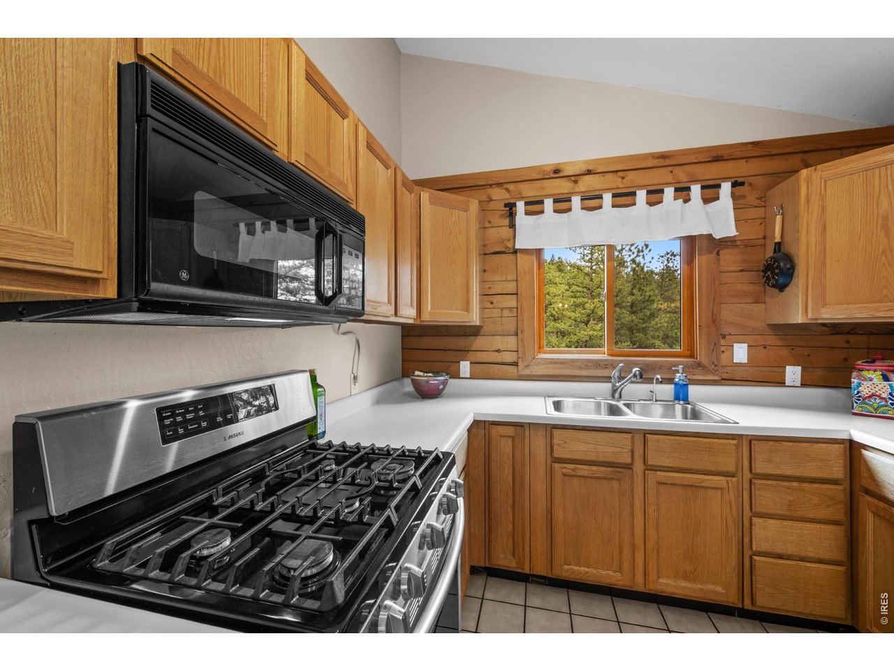 310 Wendelyn Way Boulder, CO 80302 - Photo 11 of 40 a kitchen with a stove a sink and a microwave