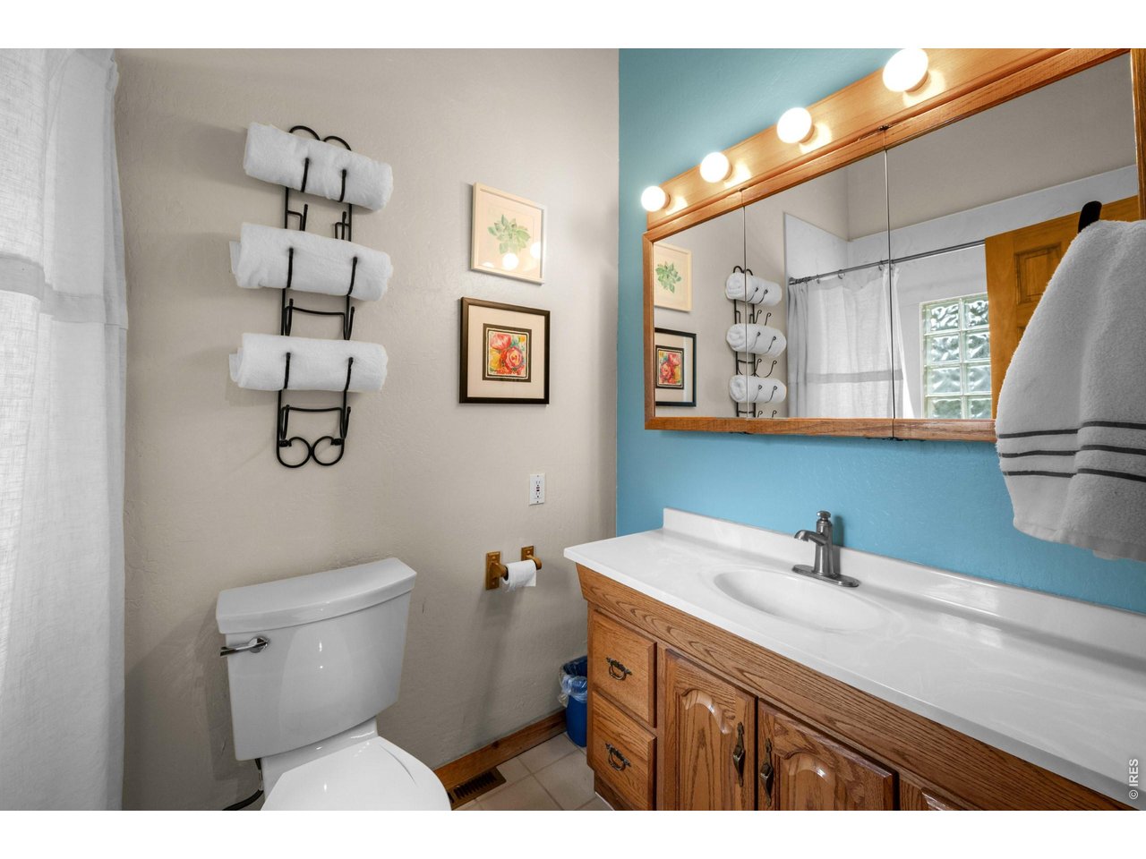 310 Wendelyn Way Boulder, CO 80302 - Photo 21 of 40 a bathroom with a sink a toilet and mirror