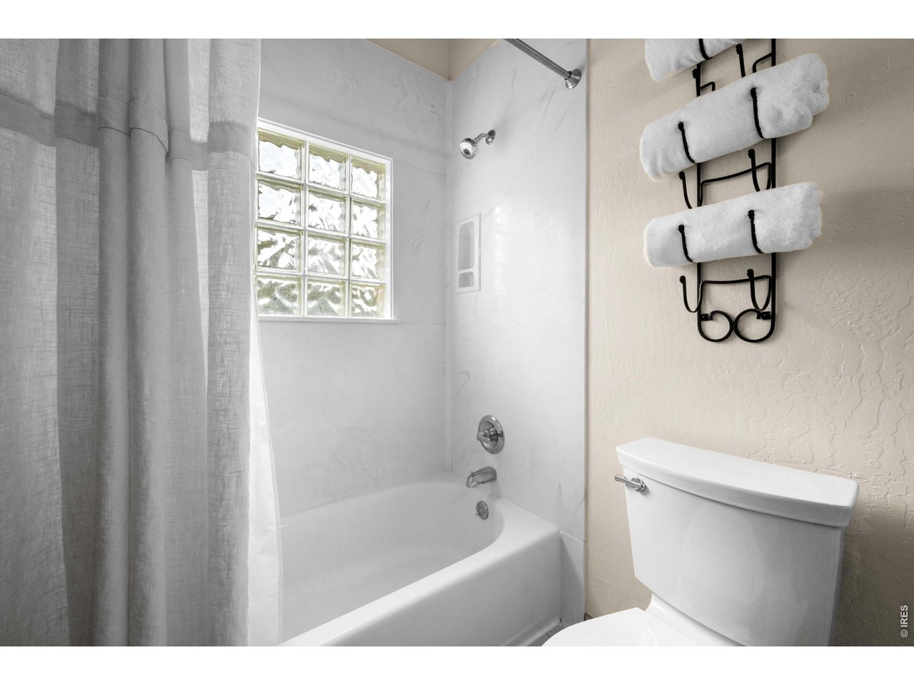 310 Wendelyn Way Boulder, CO 80302 - Photo 25 of 40 a bathroom with a toilet a sink and bathtub