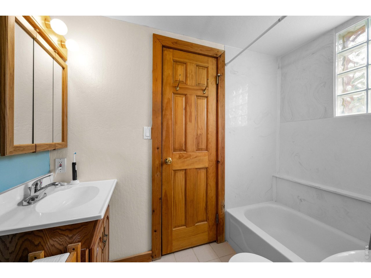 310 Wendelyn Way Boulder, CO 80302 - Photo 26 of 40 a bathroom with a sink a bathtub and a shower