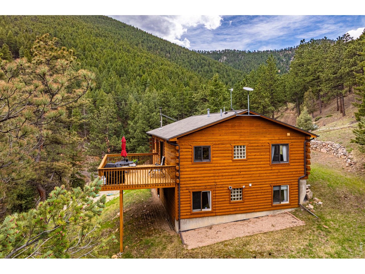 310 Wendelyn Way Boulder, CO 80302 - Photo 30 of 40 a backyard of a house with lots of green space