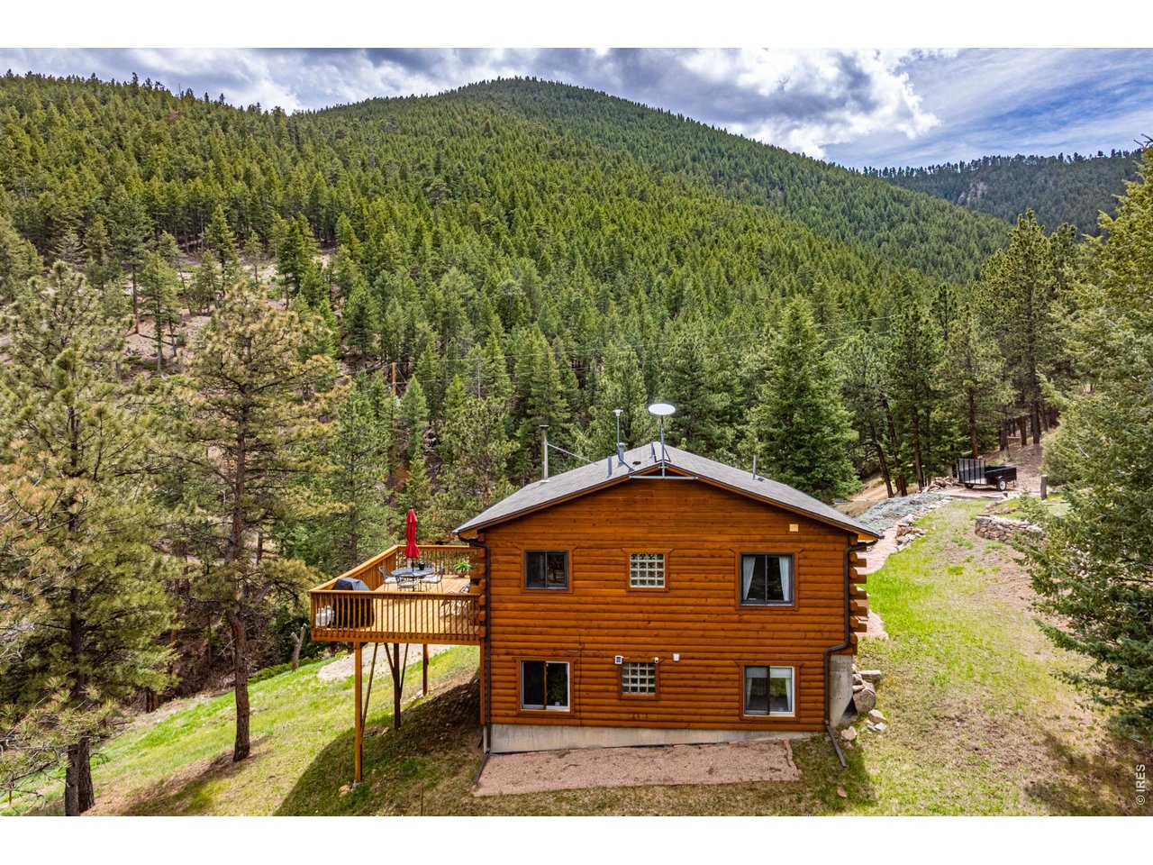 310 Wendelyn Way Boulder, CO 80302 - Photo 4 of 40 a view of a backyard with a garden