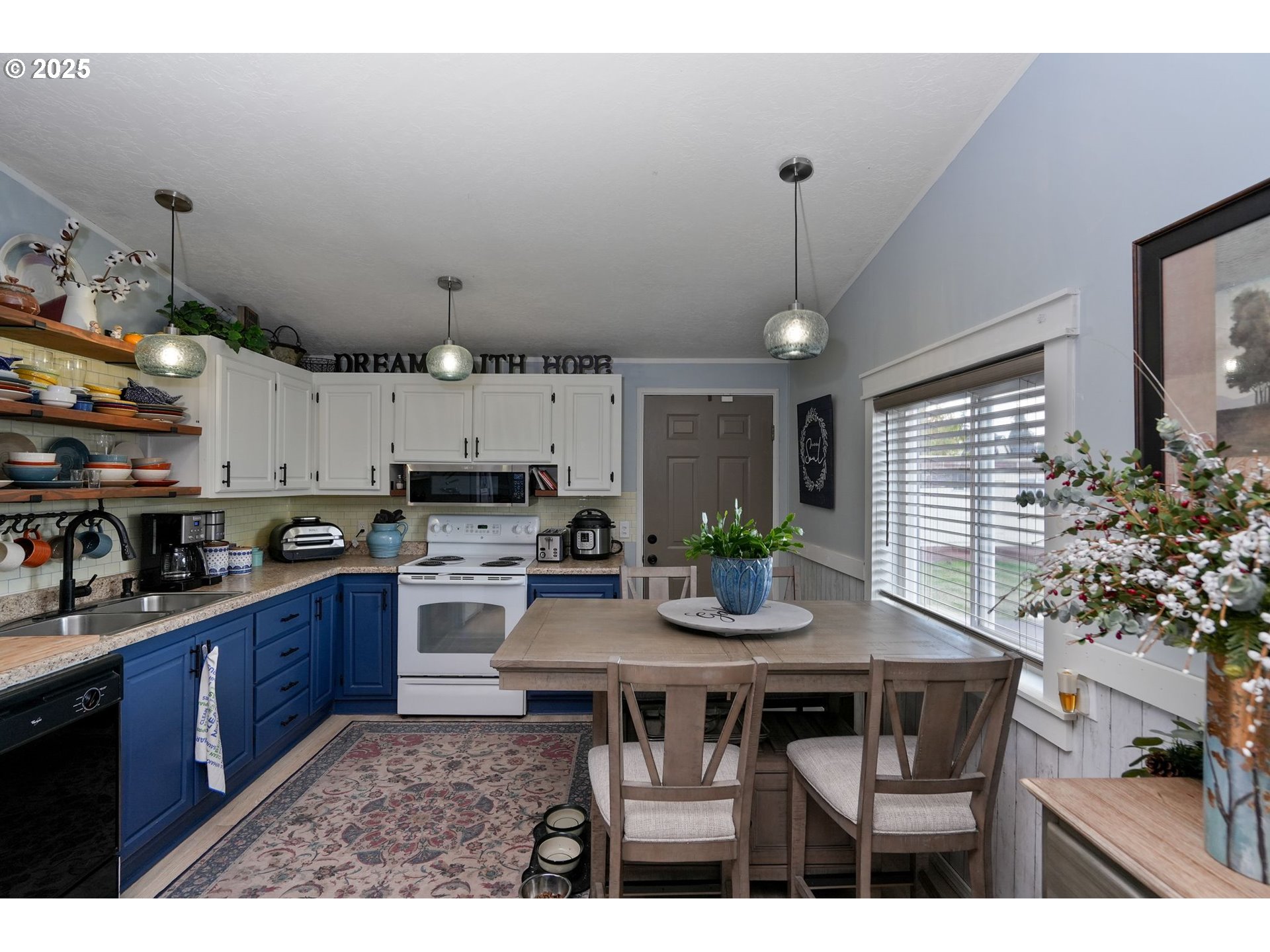 340 Northeast Crest Street, Unit 71 Sublimity, OR 97385 - Photo 15 of 33 a kitchen with granite countertop a table and chairs in it