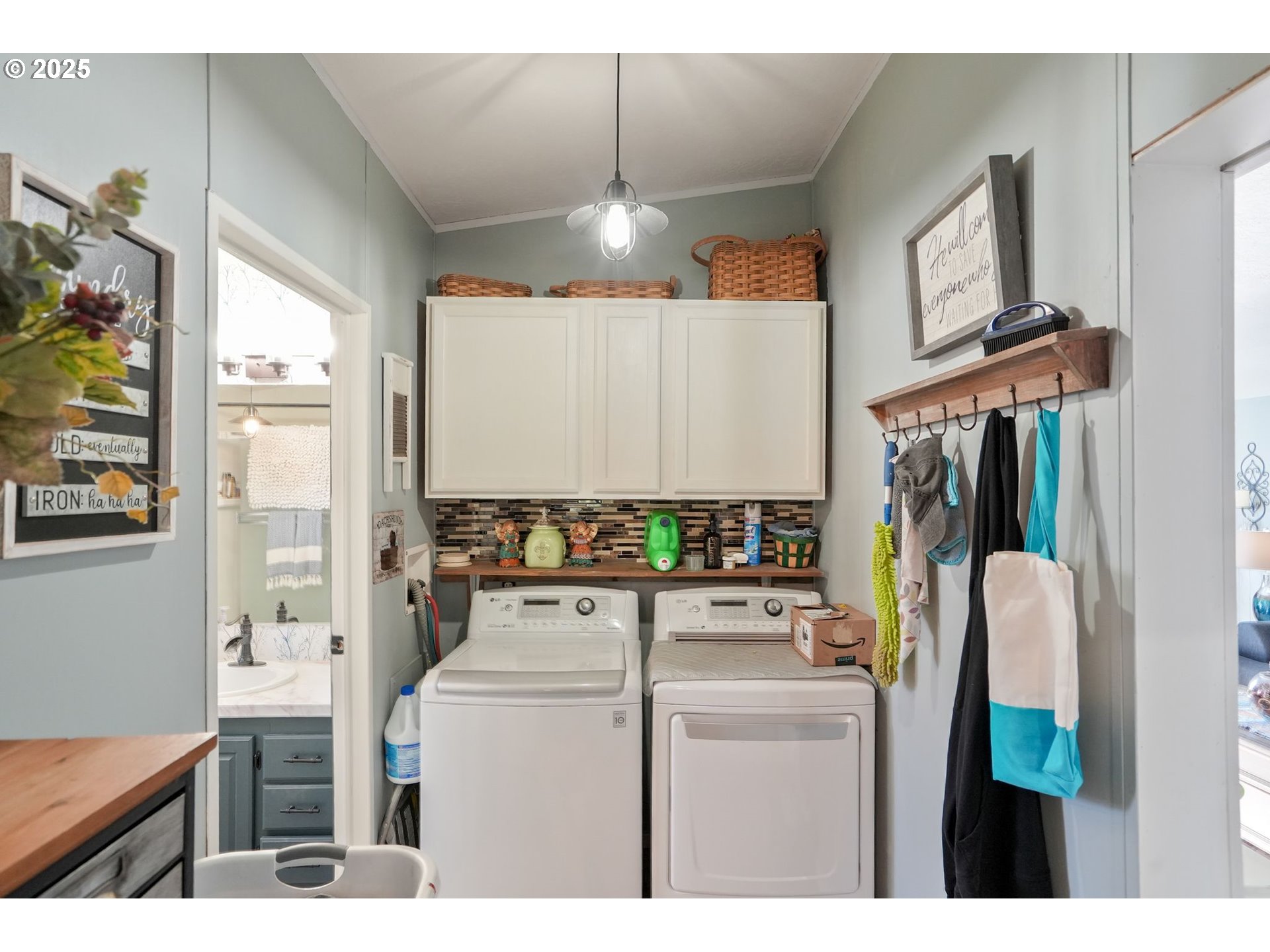 340 Northeast Crest Street, Unit 71 Sublimity, OR 97385 - Photo 21 of 33 a kitchen that has a lot of cabinets and appliances