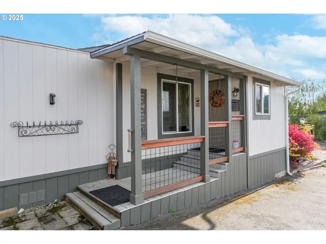 a view of livingroom with furniture