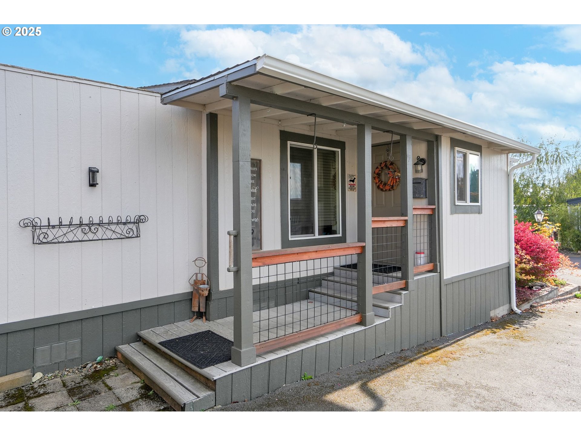 340 Northeast Crest Street, Unit 71 Sublimity, OR 97385 - Photo 9 of 33 a view of livingroom with furniture