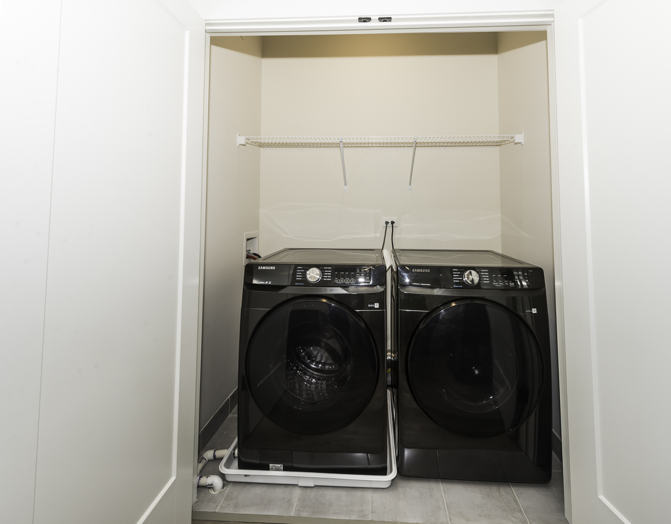 3762 South Indiana Avenue Chicago, IL 60653 - Photo 18 of 27 a utility room with dryer and washer