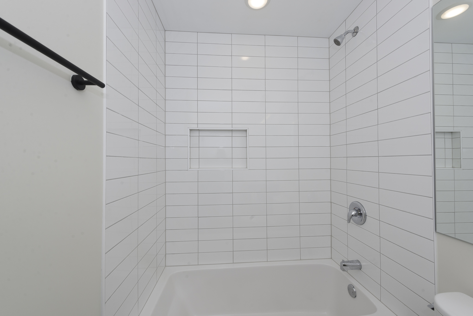 3762 South Indiana Avenue Chicago, IL 60653 - Photo 9 of 27 a bathroom with a bathtub