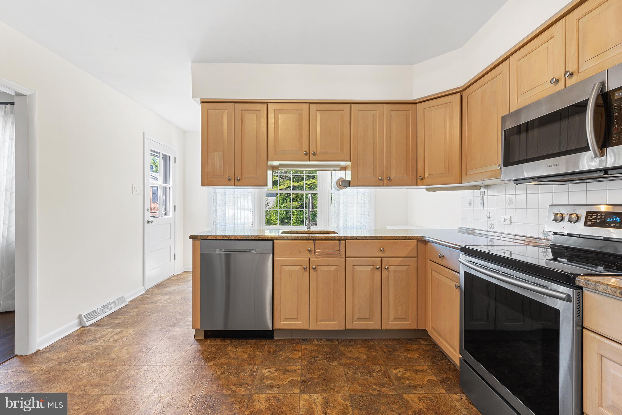 170 Woodstock Road Villanova, PA 19085 - Photo 8 of 41