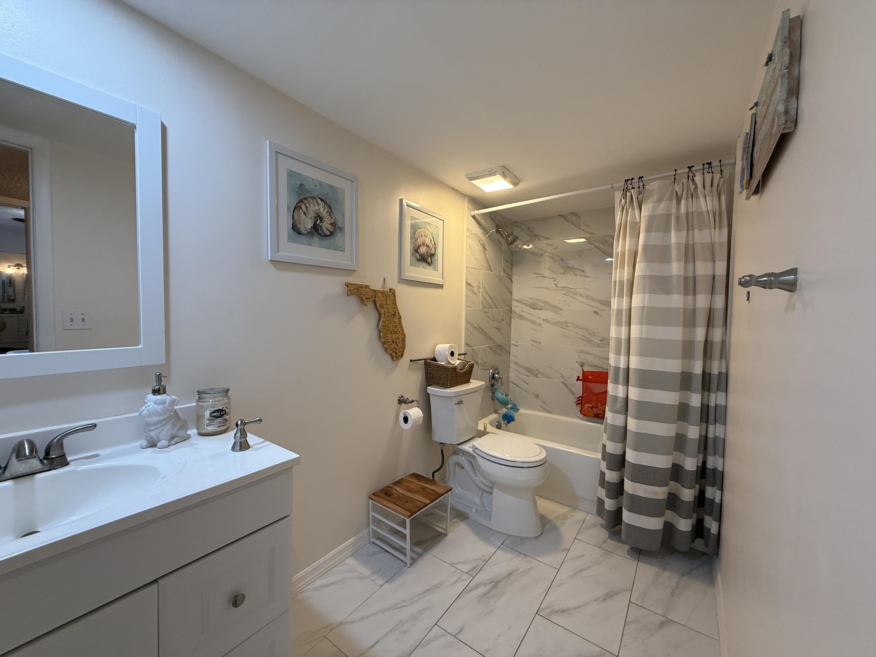 1021 Springdale Circle Palm Springs, FL 33461 - Photo 19 of 32 19 - Bathroom #2