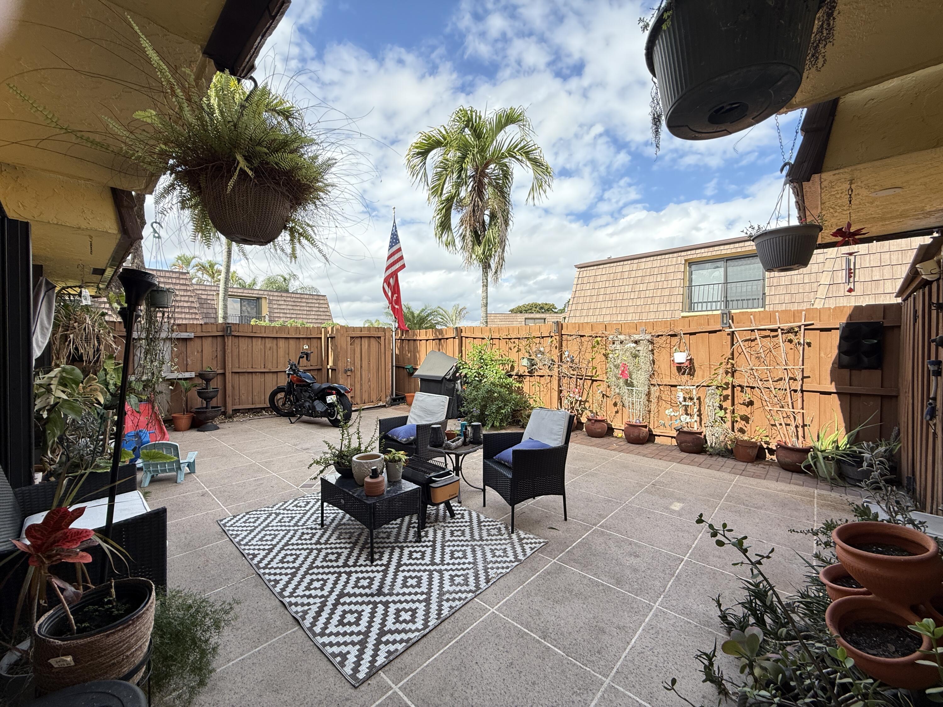 1021 Springdale Circle Palm Springs, FL 33461 - Photo 4 of 32 4 - Front Entry & Patio