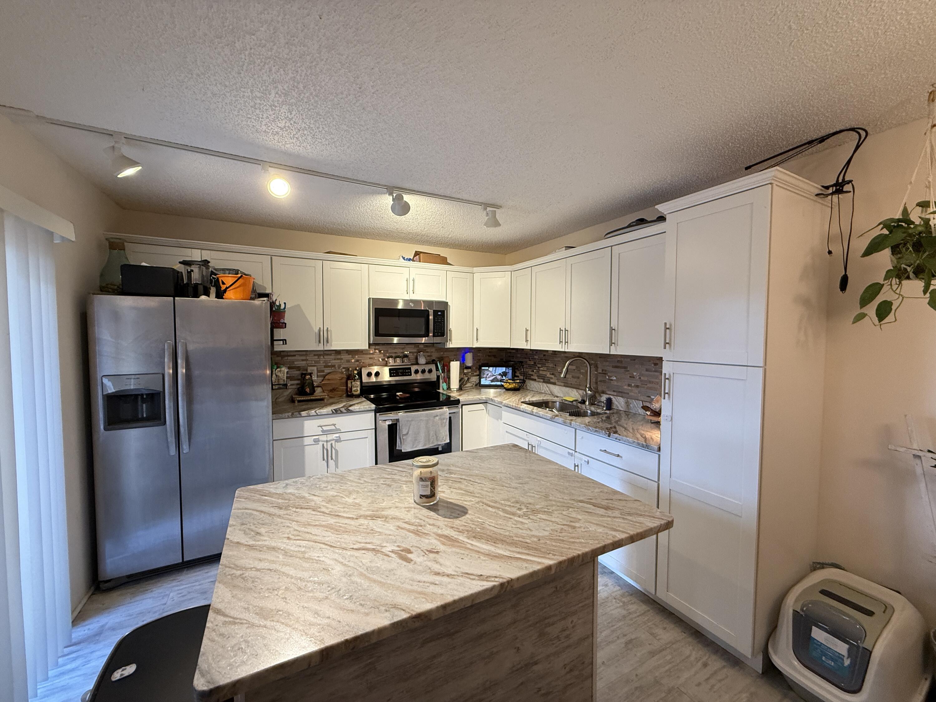 1021 Springdale Circle Palm Springs, FL 33461 - Photo 8 of 32 8 - Kitchen